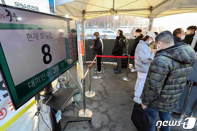 질병관리청 중앙방역대책본부(방대본)는 10일 0시 기준 신종 코로나바이러스 감염증(코로나19) 신규 확진자가 3007명 발생했다고 밝혔다.  2022.1.10/뉴스1 © News1 민경석 기자