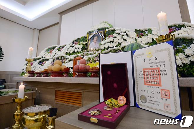 10일 오전 광주 동구 조선대학교병원장례식장에 고(故) 이한열 열사의 어머니 배은심 여사의 빈소가 마련돼 있다. 배 여사는 지난 3일 국립 5·18민주묘지를 참배하려다 급성 심근경색으로 쓰러져 병원에서 치료를 받았다. 상태가 호전돼 퇴원했으나 하루 만에 다시 쓰러져 전날 소생하지 못했다. 2022.1.10/뉴스1 © News1 정다움 기자