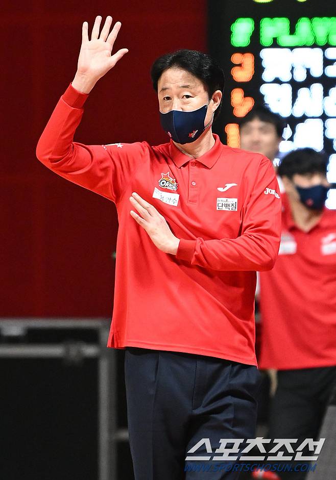 26일 고양체육관. KBL 고양 오리온과 서울 삼성 경기. 오리온 강을준 감독이 공격이 성공하자 기뻐하고 있다. 고양=정재근 기자 cjg@sportschosun.com/2021.12.26/