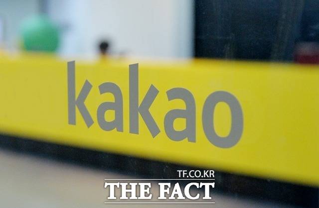 10일 카카오는 전거래일 대비 3.40%(3400원) 내린 9만6600원에 거래를 마쳤다. 지난해 6월 최고점(17만3000원) 대비 44% 넘는 하락이다. 장중에는 주가가 9만5600원까지 빠지기도 했다. /더팩트 DB