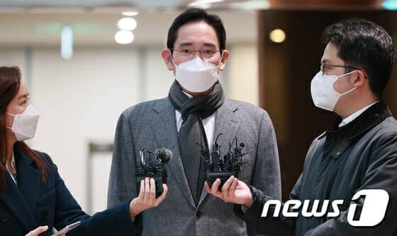 지난해 11월 24일 이재용 삼성전자 부회장이 미국 출장을 마치고 서울김포비즈니스항공센터로 귀국해 취재진 질문에 답하고 있다.(사진=뉴스1)