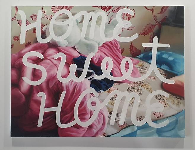 노들섬에서 열리는 지누박의 개인전 '홈'에 걸린 작품. 버려진 그림 위에 'Home Sweet Home'이라는 글씨를 썼다. /지누박
