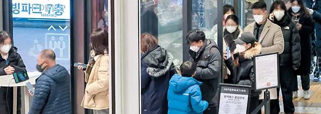 QR코드 찍고 줄서서 입장 - 9일 서울 용산구 아이파크몰 입구에 시민들이 전자출입명부 QR코드 인증과 체온 측정을 하기 위해 줄을 서 있다. 10일부터 면적 3000㎡ 이상 대규모 상점·마트·백화점에 들어가려면 ‘방역패스(접종 완료·음성 확인서)’를 제시해야 한다. /김지호 기자