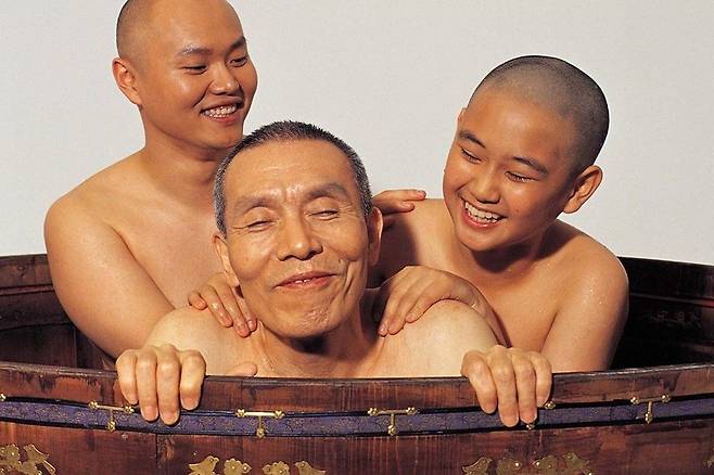 오영수가 스님으로 출연한 영화 '동승'(2002)의 스틸컷.