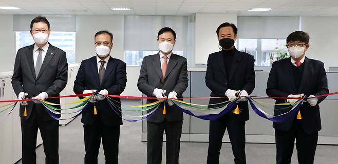 뤄젠룽 동양생명 대표(가운데)가 10일 동양생명의 TM판매자회사 '마이엔젤금융서비스' 출범을 기념해 리본 커팅식을 갖고 있다. /동양생명 제공