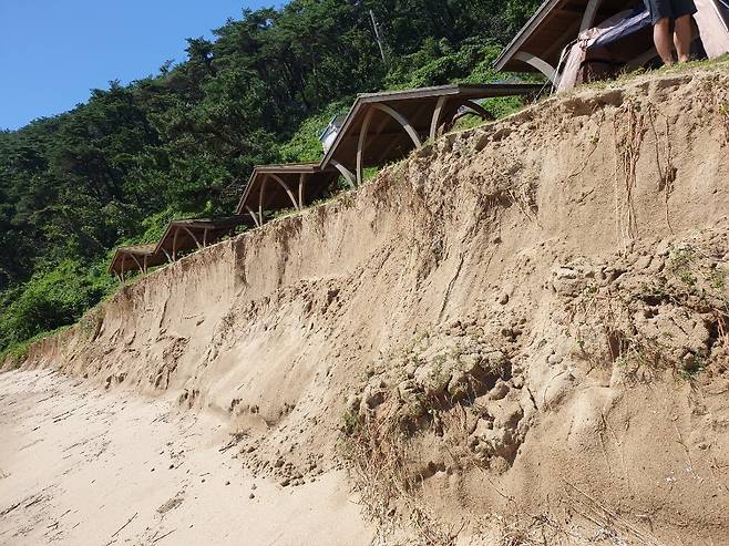 2020년 여름, 인천 옹진군 대이작도 작은풀안 해수욕장에 모래언덕이 침식된 모습. 강차병 어촌계장 제공