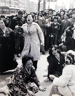 1975년 4월9일 서울 서대문형무소 앞에서 인혁당 사건 관련자들에게 사형이 집행됐다는 소식을 들은 유가족들이 오열하고 있다. 한겨레 자료사진