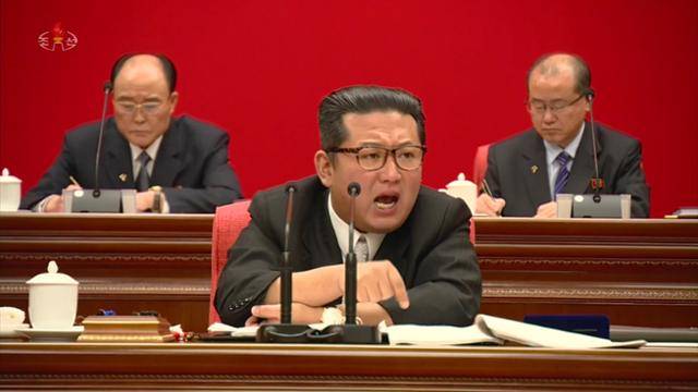 북한 김정은 국무위원장이 지난달 27∼31일 제8기 제4차 전원회의를 주재하는 도중 인상을 찌푸린 채 책상 위에 놓인 자료를 손가락으로 가리키며 참석자들을 질타하고 있다. 조선중앙TV 화면 캡처. 연합뉴스