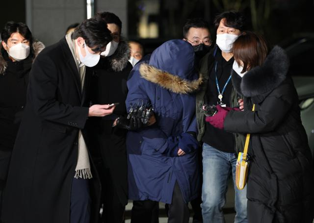 경찰은 회삿돈 1,880억 원을 빼돌린 혐의를 받는 오스템임플란트 직원 이 모(45)씨를 5일 검거했다고 밝혔다. 사진은 이 모씨가 6일 오전 서울 강서경찰서로 들어서는 모습. 연합뉴스