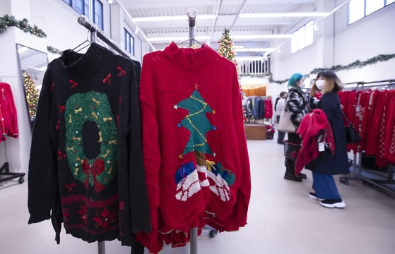 지난해 12월 21일 서울 성동구 밀리언아카이브 중고 의류 매장에서 시민들이 크리스마스에 입을 옷을 고르고 있다. 임현동 기자