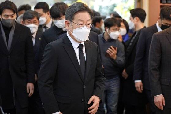 이재명 더불어민주당 대선 후보가 9일 오후 광주 조선대학교병원 장례식장에 마련된 이 열사 어머니 배은심 여사 빈소에 들어서고 있다. 뉴스1