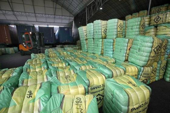 지난해 12월 21일 오후 경기도 광주시 오포읍에 위치한 헌옷수출업체 유창트레이딩의 모습. 분류된 옷은 블록으로 포장돼 수출된다. 장진영 기자