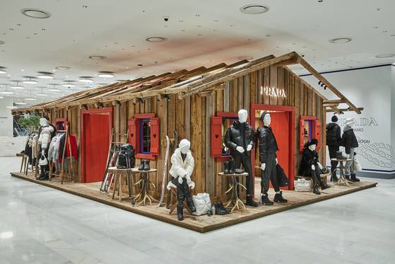 최근 명품업계는 팝업 스토어를 통해 화려한 쇼핑 공간을 선보이고 있다. 사진은 지난 10월 프라다의 더현대 여의도 1층 팝업 스토어. 연합뉴스