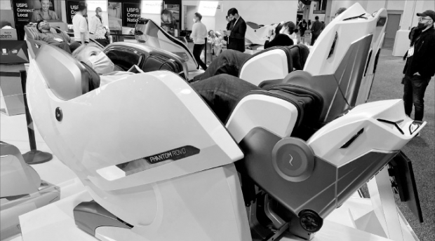 미국 라스베이거스에서 열린 ‘CES 2022’에서 바디프랜드 부스를 방문한 참관객이 다리를 독립적으로 구동할 수 있는 로봇 형태 안마의자 ‘팬텀 로보’를 체험하고 있다.  바디프랜드  제공