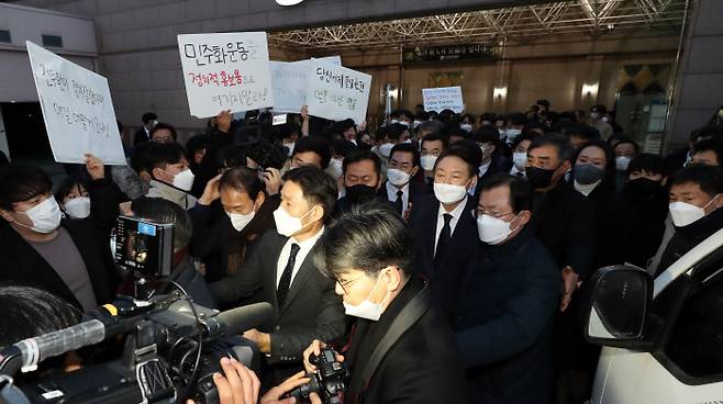 대학생 항의 받는 윤석열 윤석열 국민의힘 대선 후보(앞줄 오른쪽에서 두번째)가 10일 배은심 여사 빈소가 차려진 광주 조선대학교병원을 찾아 조문한 뒤 장례식장을 빠져나가는 길에 대학생들의 항의를 받고 있다.  연합뉴스
