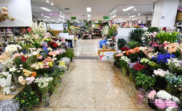 10일 서울 서초구 양재동 화훼공판장의 지하 꽃시장이 한산한 모습을 보이고 있다.