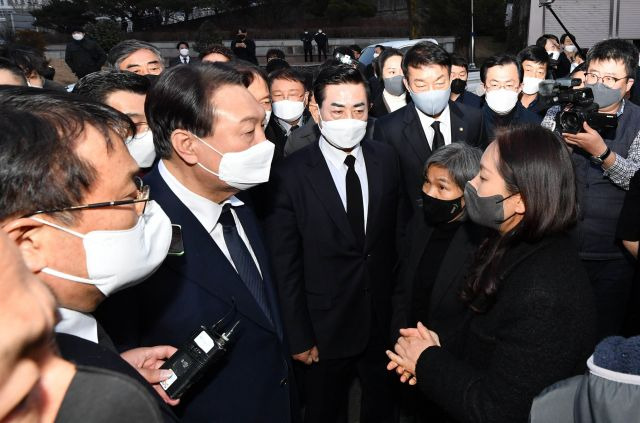 10일 오후 광주 동구 조선대학교병원 장례식장에 마련된 배은심 여사 빈소를 방문한 윤석열 국민의힘 대선후보가 이한열기념사업회 관계자의 이야기를 듣고 있다. 연합뉴스