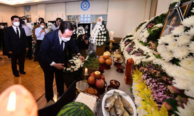 국민의힘 윤석열 대선 후보가 10일 오후 광주 동구 조선대학교병원 장례식장에 마련된 배은심 여사 빈소를 조문하고 있다. 사진공동취재단