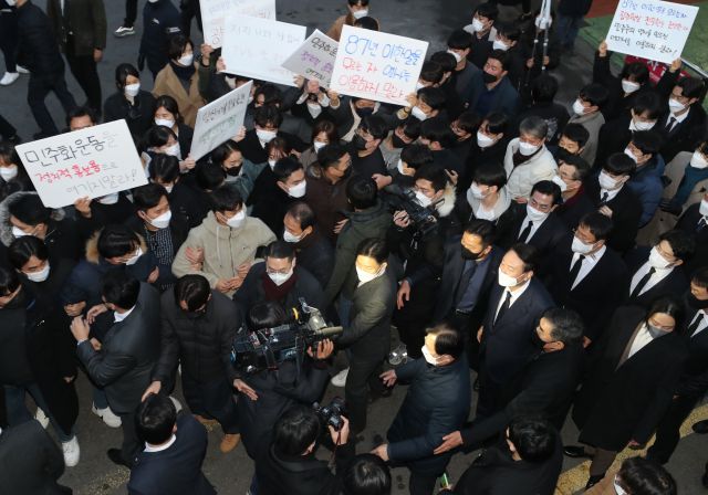 10일 오후 광주 동구 조선대학교병원 장례식장에 마련된 배은심 여사 빈소를 방문한 국민의힘 윤석열 대선 후보를 향해 항의하고 있는 대학생단체 회원들. 연합뉴스