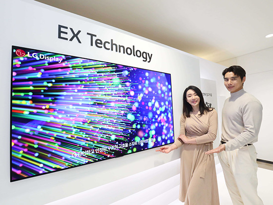 LG디스플레이 모델이 차세대 TV 패널 'OLED.EX'를 소개하고 있다. (LG디스플레이 제공)