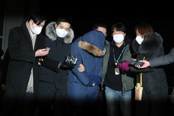 회삿돈을 빼돌린 혐의를 받는 오스템임플란트 직원 이모씨가 지난 6일 새벽 서울 강서경찰서로 압송되고 있다 /사진=뉴스1