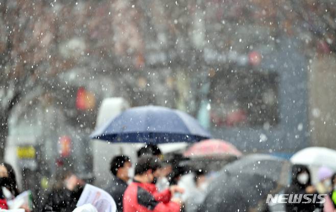 [광주=뉴시스] 류형근 기자 = 광주와 전남지역에 눈이 내리는 등 날씨가 추워진 가운데 1일 오전 광주 동구 5·18민주광장에서 시민들이 우산을 쓴 채 행사를 지켜보고 있다. 2021.12.01. hgryu77@newsis.com