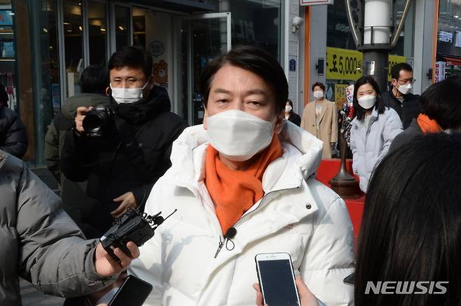 [청주=뉴시스] 조성현 기자 = 안철수 국민의당 대선 후보가 9일 오전 충북 청주시 상당구 성안길에서 기자들의 질문에 답변을 하고 있다. 2022.01.09. jsh0128@newsis.com