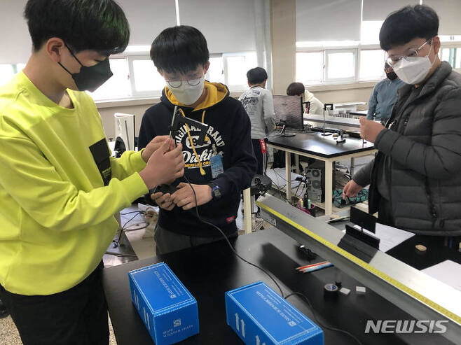 [성남=뉴시스]가천대 과학영재교육원 학생들이 전자기유도 실험을 하고 있다.