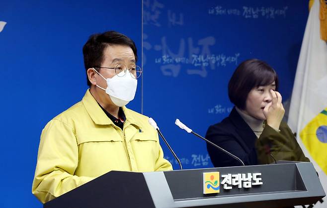 [무안=뉴시스] 도민 호소문 발표하는 강영구 전남도 보건복지국장. (사진=전남도 제공) photo@newsis.com *재판매 및 DB 금지