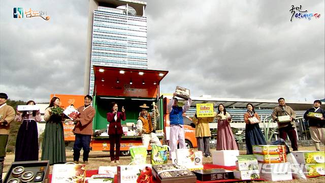 전남도청 앞에서 남도장터 홍보영상을 촬영하고 있다