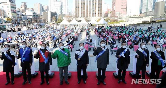 [부산=뉴시스] 하경민 기자 = 2030월드엑스포 부산 실사가 당초 오는 9월에서 내년으로 연기 될 전망이다. 사진은 지난해 12월 14일 부산역 광장에서 열린 '세계박람회 유치 성공 범시민 결의대회' 2021.12.14. yulnetphoto@newsis.com