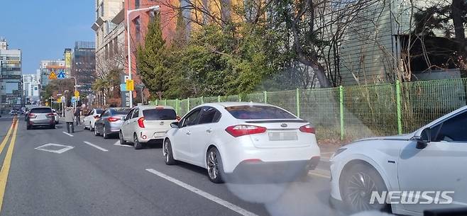 [울산=뉴시스] 박수지 기자 =대형마트와 백화점에도 코로나19 방역패스(접종증명·음성확인제)가 시행된 10일 오전 울산 남구 한 백화점 주차장 입구에 방역패스 인증을 위한 차량들로 긴 행렬을 이루고 있다. 2022.01.10. parksj@newsis.com