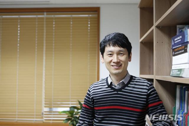 사진은 포스텍 환경공학부 민승기 교수