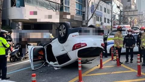 [부산=뉴시스] 부산의 한 도로에서 전복된 차량. (사진=부산경찰청 제공) *재판매 및 DB 금지