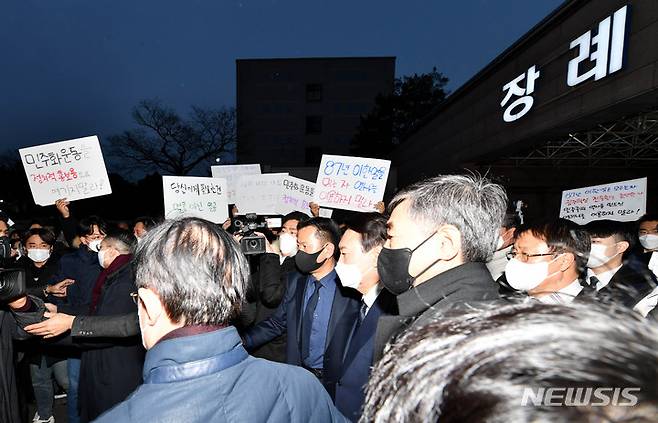 [광주=뉴시스] 변재훈 기자 = 윤석열 국민의힘 대선 후보가 10일 오후 고(故) 이한열 열사의 모친 배은심 여사의 빈소를 조문한 뒤 대학생들의 항의 손팻말 시위 속에서 차량으로 향하고 있다. 2022.01.10. wisdom21@newsis.com
