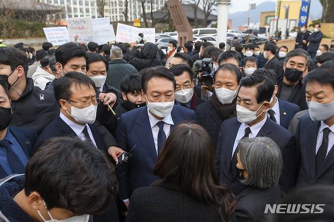 [광주=뉴시스] 변재훈 기자 = 윤석열 국민의힘 대선 후보가 10일 오후 광주 동구 조선대병원 장례식장에 마련된 고(故) 이한열 열사의 모친 배은심 여사의 빈소로 향하고 있다. 조문에 앞서 장례위 측 관계자들이 "생전 고인이 바라던 '민주유공자법' 제정에 힘써달라"고 요구하고 있다. (사진=공동취재사진) 2022.01.10. photo@newsis.com