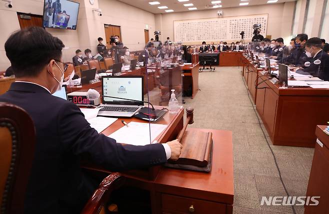 [서울=뉴시스] 김선웅 기자 = 10일 오후 서울 여의도 국회에서 법제사법위원회 전체회의가 열리고 있다. (공동취재사진) 2022.01.10. photo@newsis.com