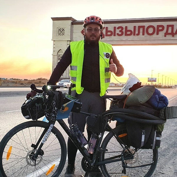 카자흐스탄 자전거 선수 출신 쿠쉬에예프씨가 자전거 라이딩에 앞서 포즈를 취하고 있다. 주한 카자흐스탄 대사관 제공