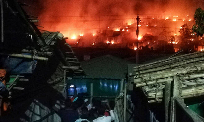 9일(현지시간) 방글라데시 남동부 콕스바자르 유키아 지역의 로힝야족 난민 캠프에 불길이 일고 있다. 유키아=AFP연합뉴스