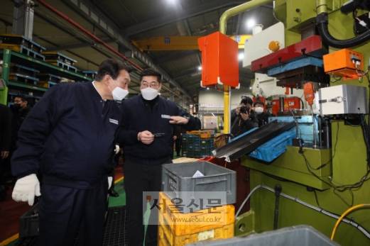 윤석열(왼쪽) 국민의힘 대선후보가 10일 인천 남동구 남동공단의 자동차 부품 생산 중소기업 경우정밀을 찾아 박진수 대표이사로부터 프레스 기계에 대한 설명을 듣고 있다. 김명국 선임기자
