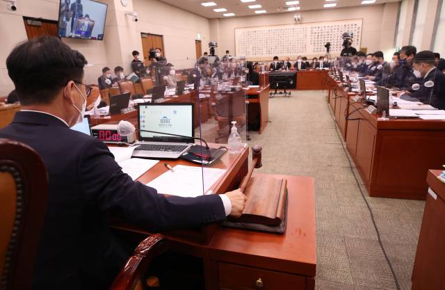 10일 오후 국회에서 열린 법제사법위원회 전체회의에서 박광온 위원장이 의사봉을 두드리고 있다./연합뉴스