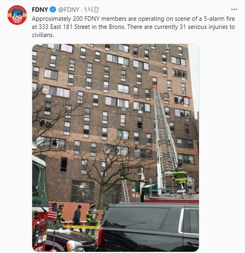 화재가 발생한 뉴욕시 브롱크스의 아파트 [뉴욕시 소방국 트위터 캡처]