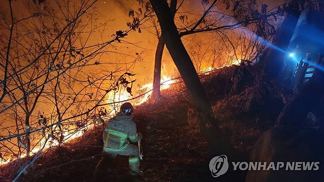 이천 설봉산 산불 진압하는 소방관 (이천=연합뉴스) 10일 오후 6시 9분께 경기 이천시 마장면 소재 설봉산 정상 부근에서 불이 나 소방관이 진화 작업을 하고 있다. 2022.1.10 
[이천시 제공. 재판매 및 DB 금지] sol@yna.co.kr