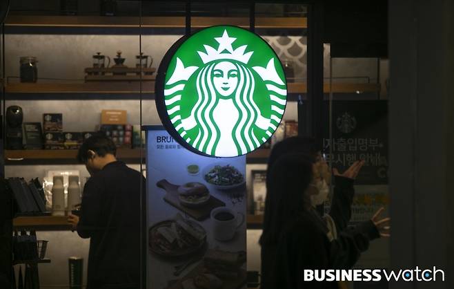 오는 13일 부터 가격인상이 예고된 서울의 한 스타벅스 매장에서 시민들이 메뉴를 고르고 있다./사진=이명근 기자 qwe123@
