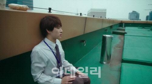 동명의 웹툰을 소재로 한 케이블채널 tvN 드라마 ‘미생’의 한 장면. 장그래 역을 맡은 임시완이 회사 옥상 바닥에 주저 앉아 있다. (사진=tvN)