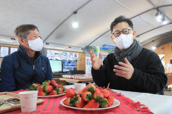 김현수(오른쪽) 농림축산식품부 장관이 11일 충남 논산에 위치한 농협 산지유통센터를 방문해 관계자들과 이야기하고 있다. (사진=농식품부)