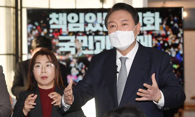 윤석열 국민의힘 대선후보가 11일 오전 서울 성동구 할아버지공장 카페에서 ‘진심, 변화, 책임’ 신년 기자회견을 마친 뒤 취재진의 질문을 받고 있다 (국회사진기자단)