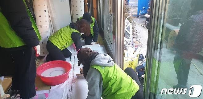 전북농협(본부장 정재호)은 전주시 인후동의 노후된 주택의 저소득층 가구를 방문해 주거환경개선 봉사활동을 실시했다.(전북농협 제공)2022.1.11/© 뉴스1