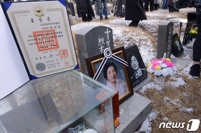 11일 오후 광주 북구 망월동 5·18구묘역 8묘원에서 고 배은심 여사의 하관식이 열린 가운데 아들인 이한열 열사 묘역 옆에 배 여사의 영정사진이 놓여있다. 2022.1.11/뉴스1 © News1 정다움 기자