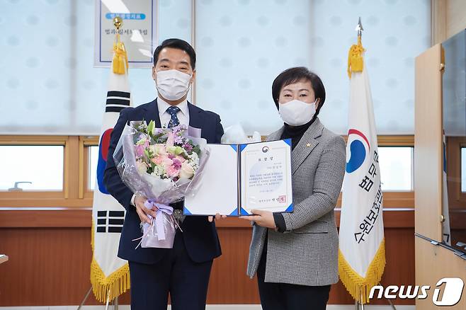 여주시의회 한정미 의원(오른쪽)이 조례안 발의 등을 통해 지역사회 범죄예방 및 보호행정 발전에 기여한 공로로 법무부장관 표창을 받았다.(여주시의회 제공) © News1